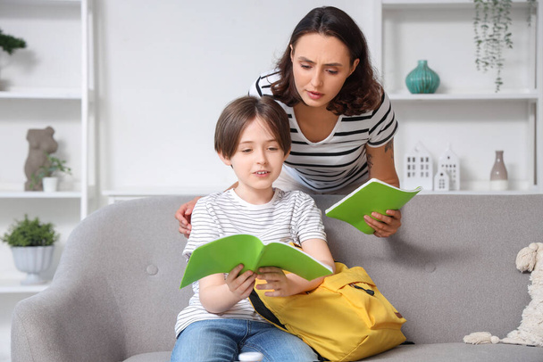 Mãe ajudando seu filho com lição de casa em casa - Foto, Imagem