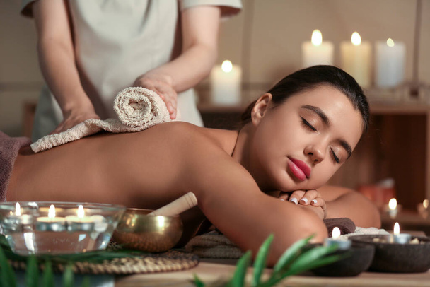 Hermosa mujer recibiendo masaje de spa en el salón - Foto, Imagen