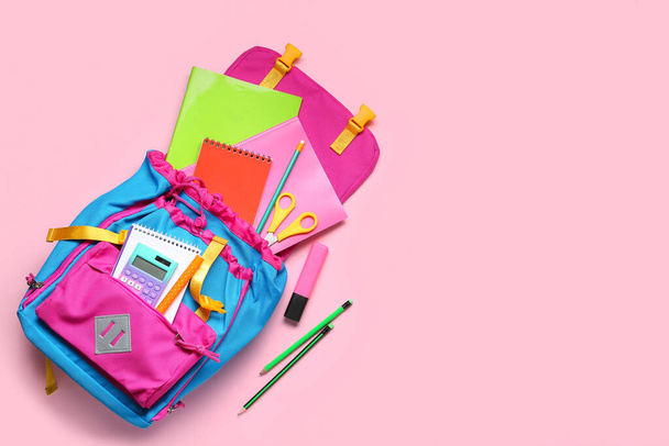 Stílusos iskolai hátizsák különböző írószerek rózsaszín háttér - Fotó, kép