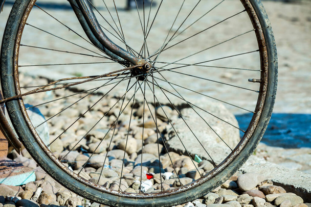 Vanhan retro-pyörän lähikuva pyörä - Valokuva, kuva