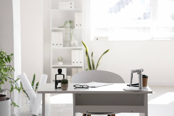 Σύγχρονος χώρος εργασίας με στάμπα στο φωτεινό γραφείο - Φωτογραφία, εικόνα
