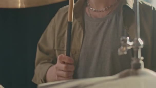 Tilt up van Kaukasische man in beanie hoed spelen drums in de studio - Video