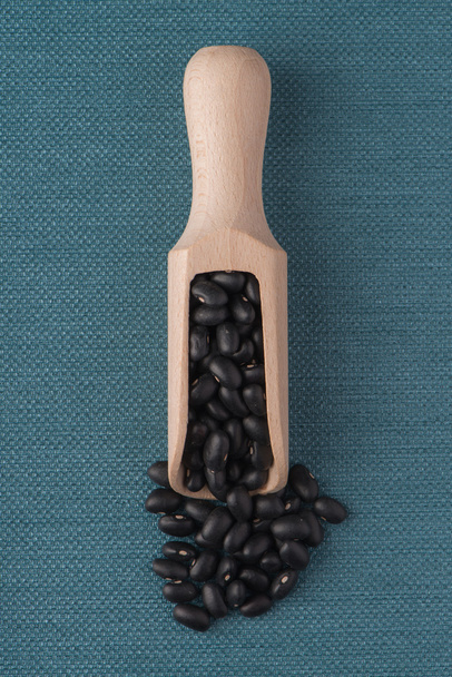 Wooden scoop with black beans - Foto, Imagem