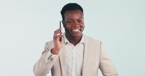 Homme noir, conversation d'affaires et d'appel téléphonique avec le réseautage heureux d'employé et d'entrepreneur. Studio, fond blanc et personnel professionnel parlant avec un sourire du Kenya et discussion d'emploi. - Séquence, vidéo