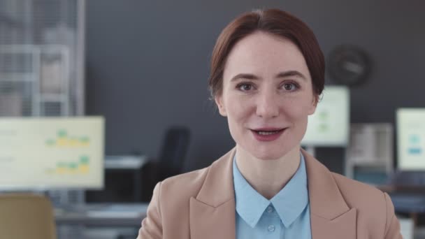 Στήθος μέχρι POV Καυκάσιος γυναίκα λογιστής δίνει οικονομική διαβούλευση στο γραφείο, κοιτάζοντας μιλώντας στην κάμερα - Πλάνα, βίντεο