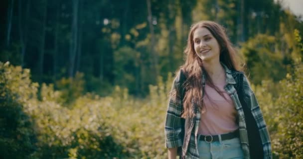 Felice giovane donna godendo la vacanza mentre cammina nella foresta - Filmati, video