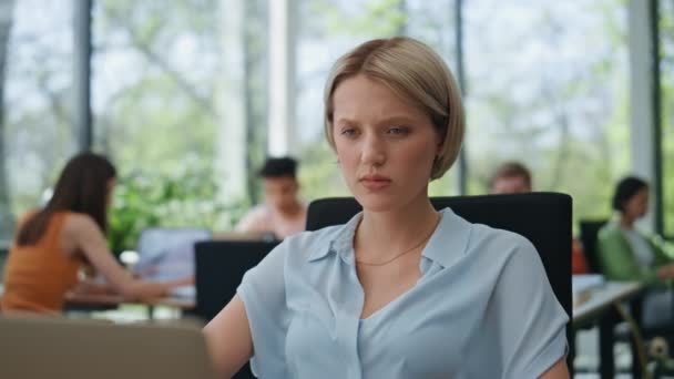 Poważna kobieta podsłuchująca wideo na laptopie w biurze. Spokojny bizneswoman zgadzają się z rozmówcą w nowoczesnym miejscu pracy. Skoncentrowany biznes lady patrząc ekran kiwanie na zajęty współpracowników - Materiał filmowy, wideo