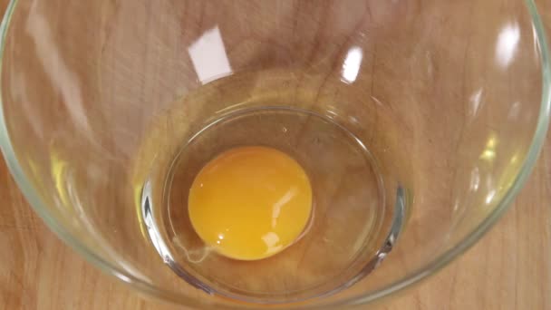 Egy tojást egy tálba, hogy repedt - Felvétel, videó