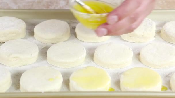 Buttermilch-Kekse mit Ei gebürstet - Filmmaterial, Video