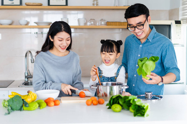 kuva aasialainen perhe ruoanlaitto kotona - Valokuva, kuva