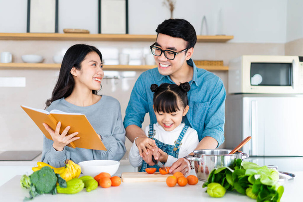 imagem de uma família asiática cozinhar em casa - Foto, Imagem