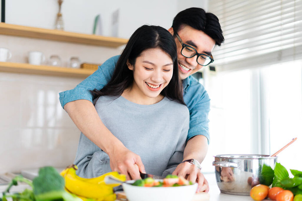 Bild eines Paares beim gemeinsamen Kochen - Foto, Bild