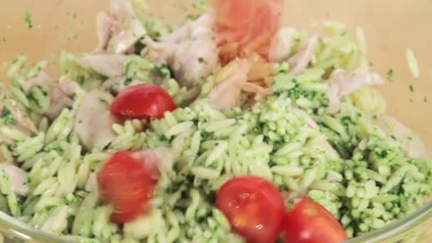 Lét hozzáadott-hoz saláta koktélparadicsommal - Felvétel, videó