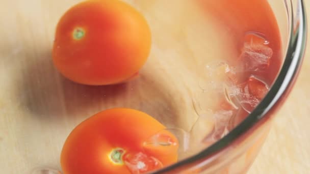 Tomates retirées de l'eau
 - Séquence, vidéo