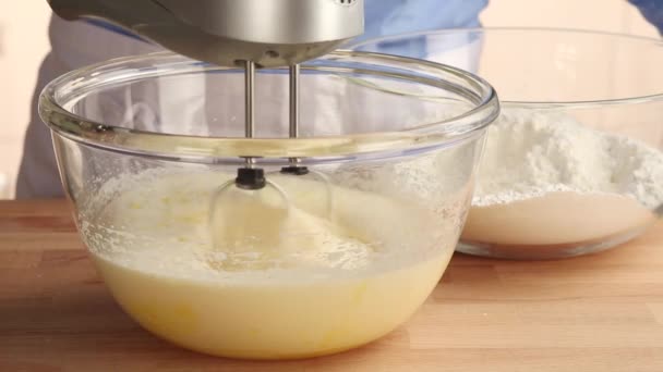 Ingrédients pour gâteau éponge étant mélangé
 - Séquence, vidéo