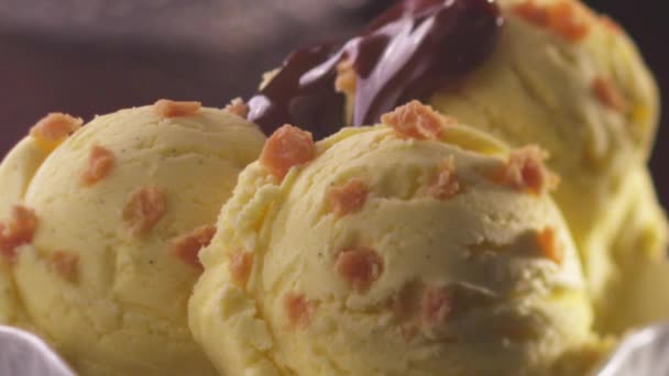 Vanille-Karamell-Eis mit Schokolade - Filmmaterial, Video