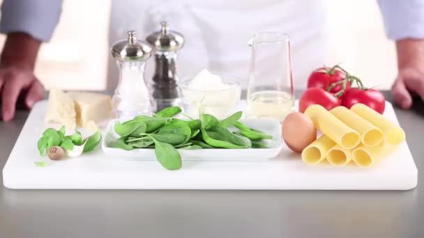 Ingredientes para canelones con espinacas
 - Imágenes, Vídeo