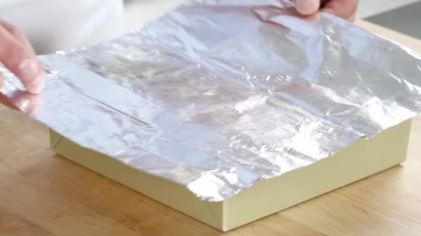 Estanho de cozimento sendo forrado com papel alumínio
 - Filmagem, Vídeo