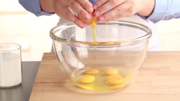 Huevo siendo agrietado en un tazón
 - Imágenes, Vídeo