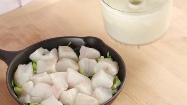 Creme fraiche being poured over fish - Filmmaterial, Video