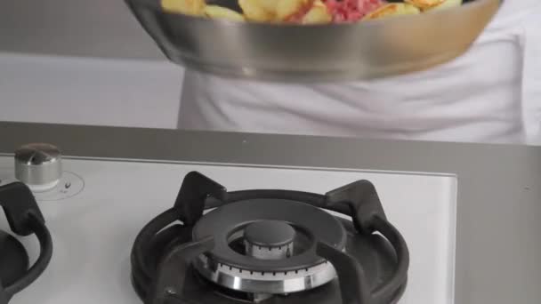 Bak aardappelen gooien in een koekenpan - Video