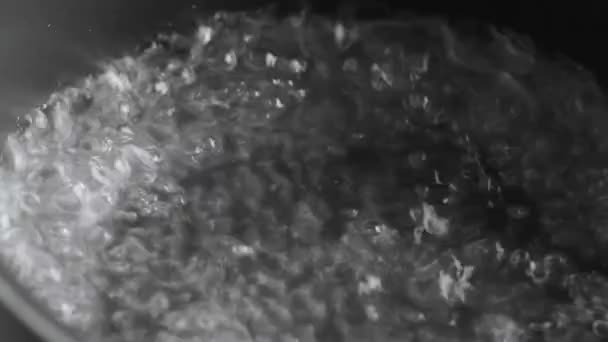 Βραστό νερό στην κατσαρόλα - Πλάνα, βίντεο
