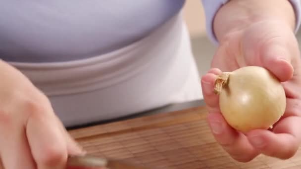 Ένα κρεμμύδι, που ξεφλουδίζεται - Πλάνα, βίντεο