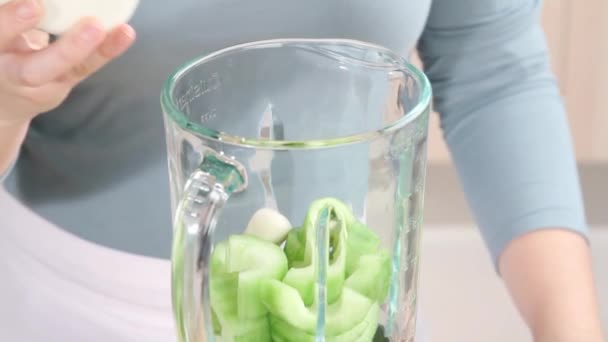 Yoghurt en komkommer in een blender - Video