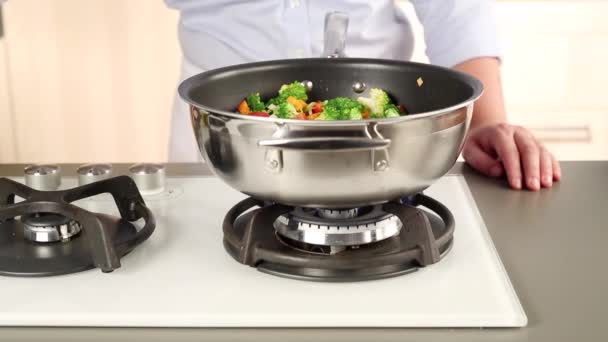 légumes dans une casserole
 - Séquence, vidéo