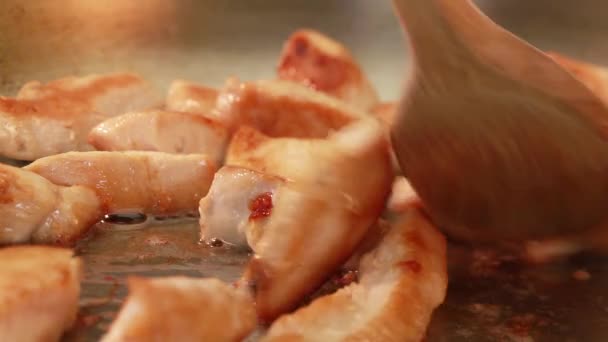 Borst stroken wordt gebakken - Video
