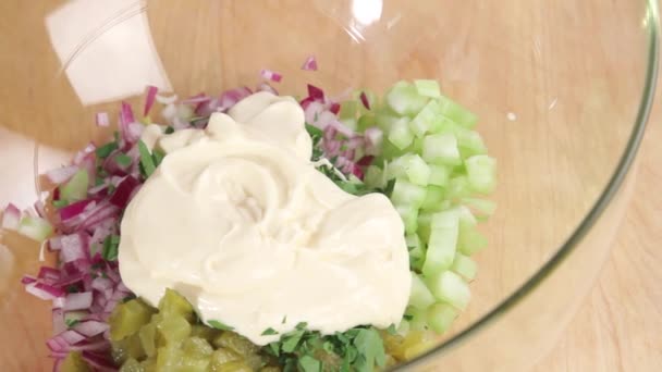 Pokrojone warzywa jest zmieszany z majonezem - Materiał filmowy, wideo