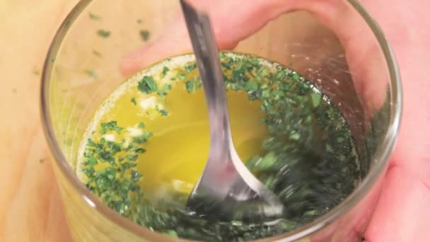 Burro liquido con aglio e prezzemolo
 - Filmati, video