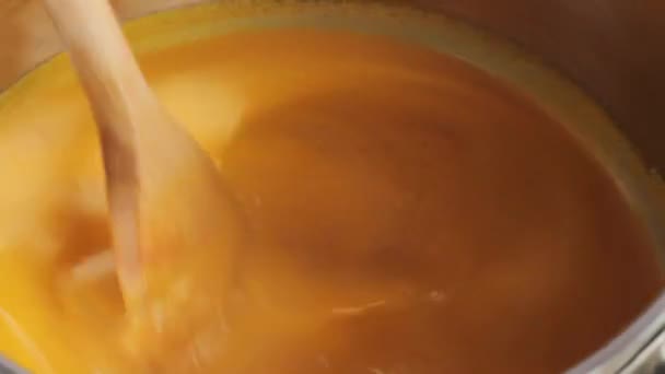 Za stálého míchání krémová rajčatová polévka - Záběry, video
