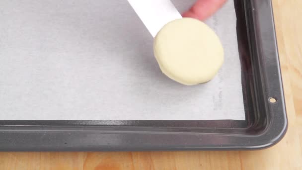 Círculos de pastelaria sendo colocados na bandeja
 - Filmagem, Vídeo