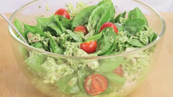 Salad sprinkled with Parmesan - Záběry, video