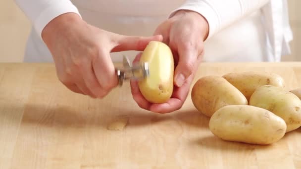 Osoba obieranie ziemniaka - Materiał filmowy, wideo