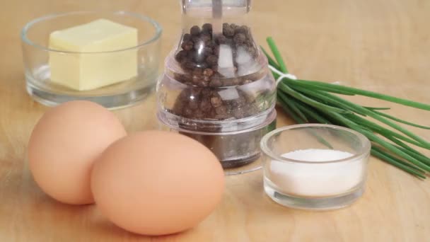 Ingrediënten voor een omelet op tafel - Video