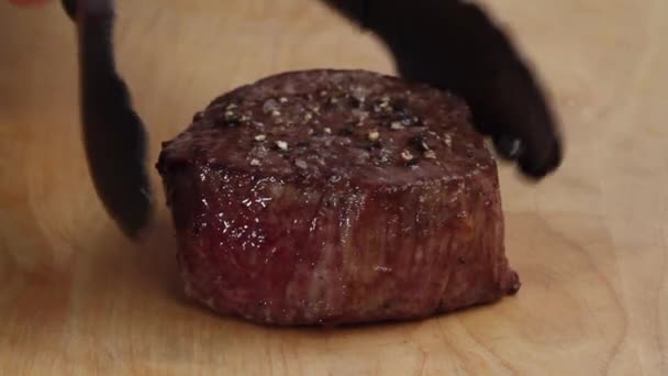 Sliced fried fillet steak - Filmati, video