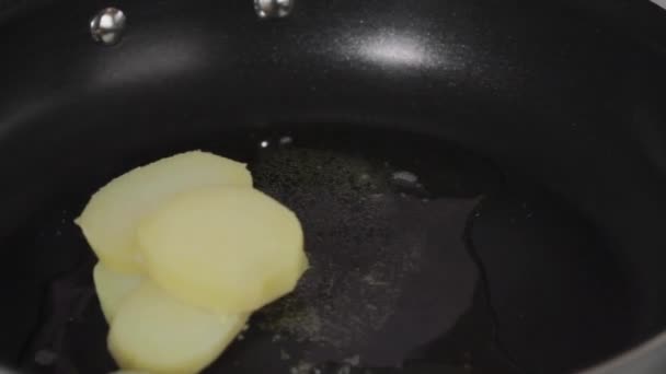 Ziemniak jest dodawany do patelni - Materiał filmowy, wideo