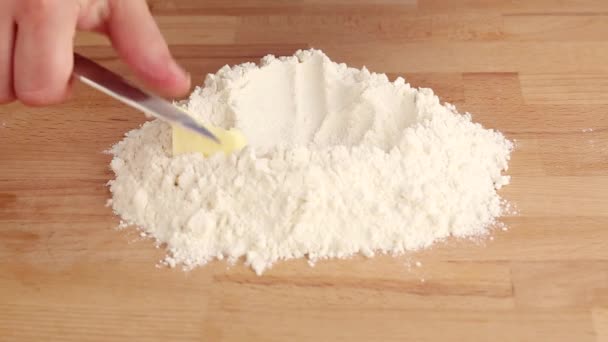 Manteiga picada em uma pilha de farinha
 - Filmagem, Vídeo