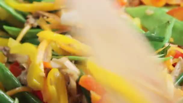 Podsmażanie warzyw mieszanych - Materiał filmowy, wideo