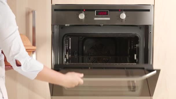 Clay pot in een oven wordt geplaatst - Video