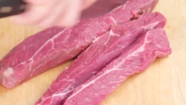 Rundvlees wordt in blokjes gesneden op een bord - Video