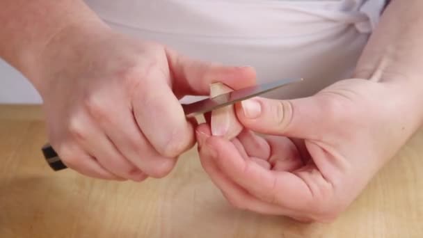 ナイフでニンニクの皮むき - 映像、動画