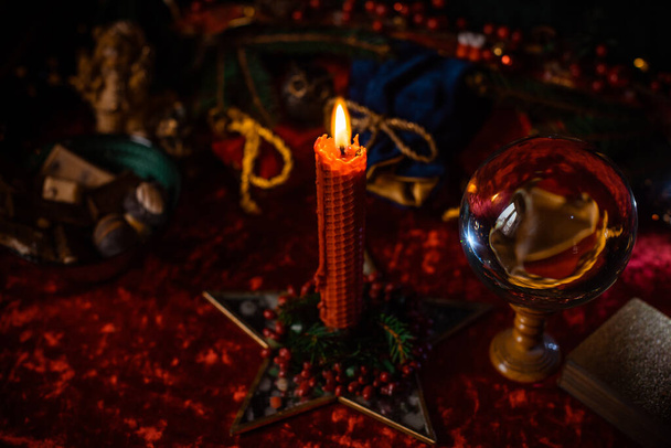 Concepto de rito mágico en Navidad, Año Nuevo o invierno. Predicción sobre un destino. Fatum - Foto, Imagen