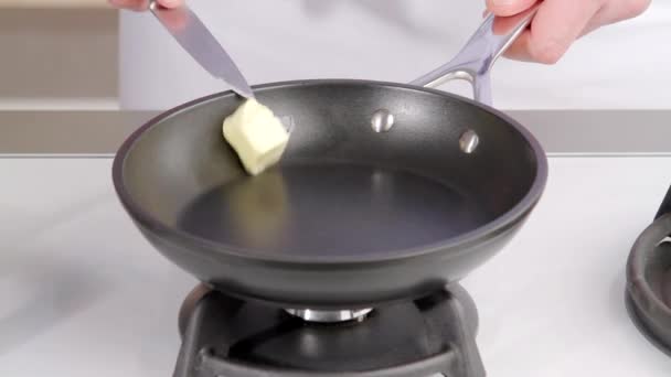 バターは鍋に置かれています。 - 映像、動画