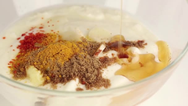Indiase yoghurt marinade wordt gemaakt - Video