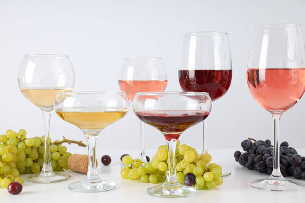 Концепция изысканных напитков, вкусный алкогольный напиток - вино - Фото, изображение