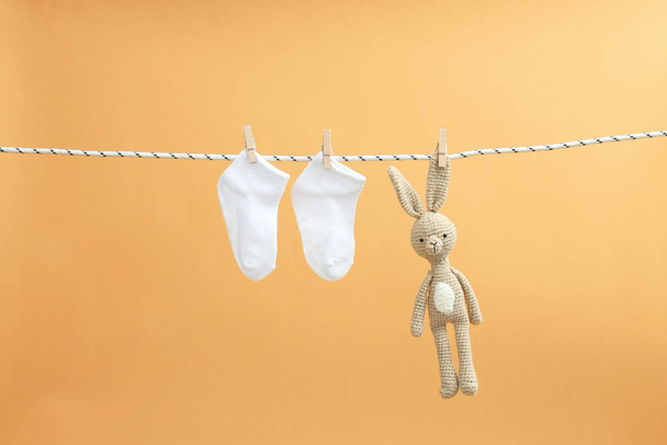 Calcetines y conejo de juguete se secan después del lavado - Foto, Imagen