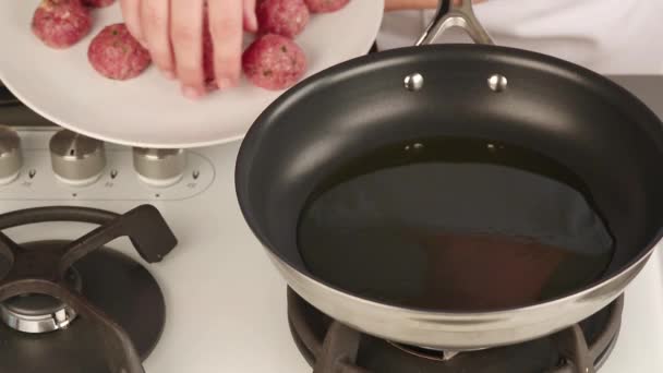 鍋に肉団子 - 映像、動画